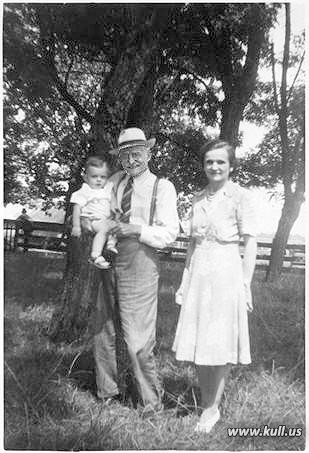 Fred Kull with daughter Liddy and great-grandson Billy.